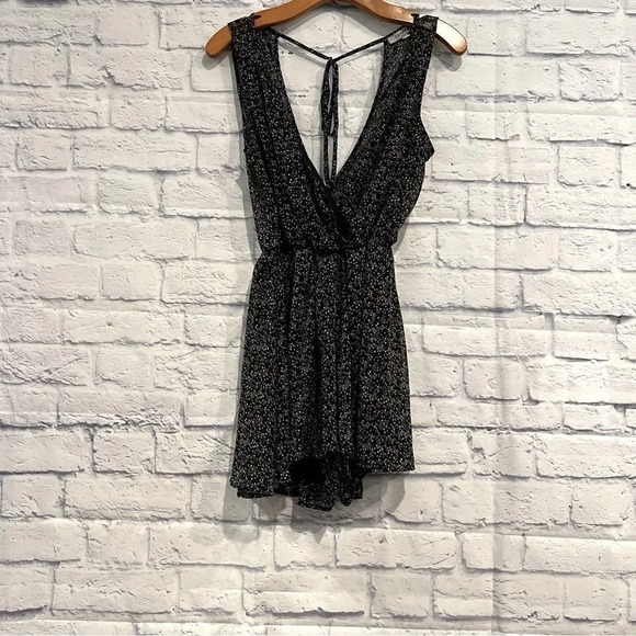 Papaya Deep V-Neck Lined‎ Floral Sleeveless Romper - Picture 1 of 10